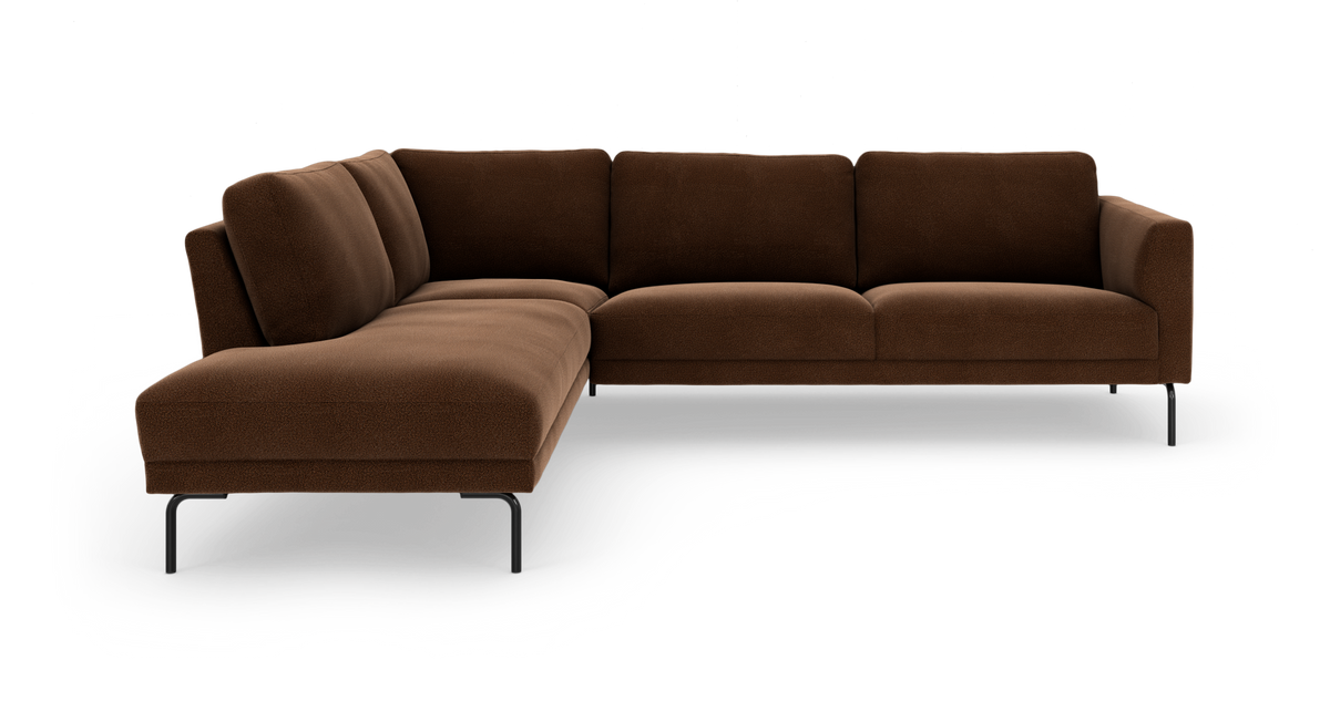 Brun L‑sofa i boucléstof med slanke sorte metalben, fotograferet forfra i vinkel.
