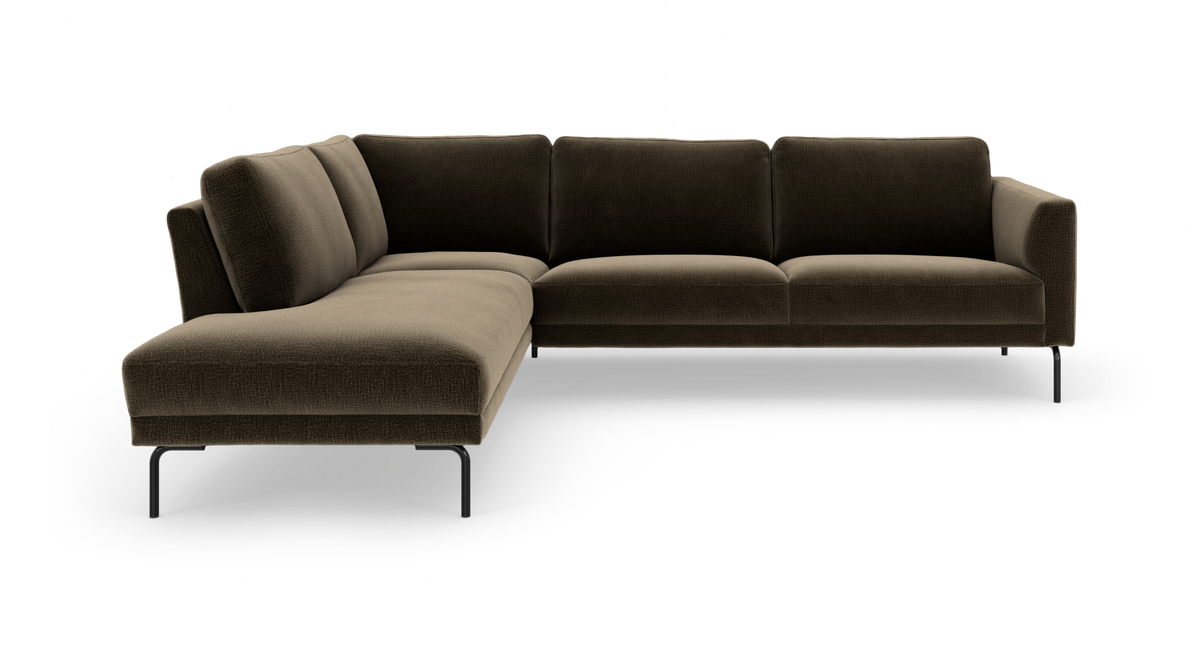 Mørkebrun modulær hjørnesofa med chaiselong og slanke metalben, frilagt på hvid baggrund.