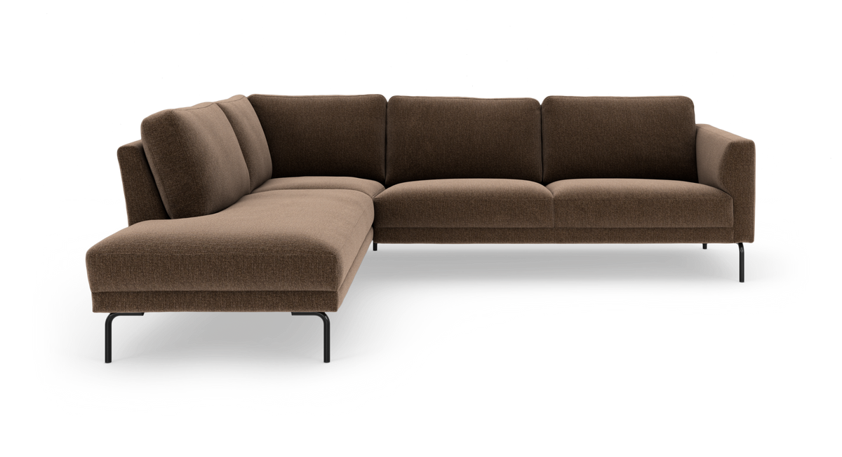 Brun L‑formet sofa med chaiselong til venstre, polstret i stof og med sorte metalben, frilagt mod hvid baggrund.