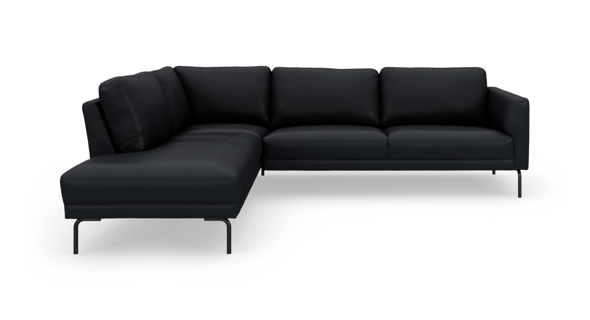 Sort L‑sofa med venstrevendt chaiselong på slanke metalben, frilagt mod hvid baggrund.