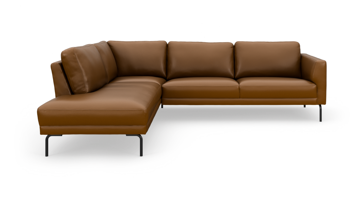 Brun L‑formet lædersofa med chaiselong til venstre på hvid baggrund.