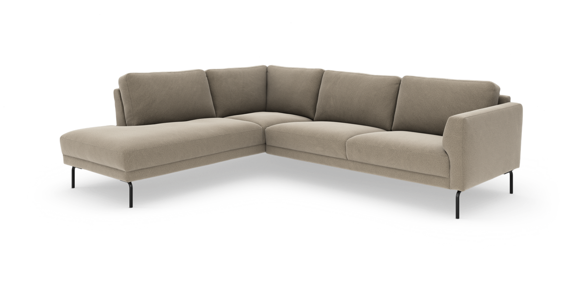 L‑formet modulsofa i beige stof med venstrevendt chaiselong, slanke sorte metalben og bløde ryghynder.