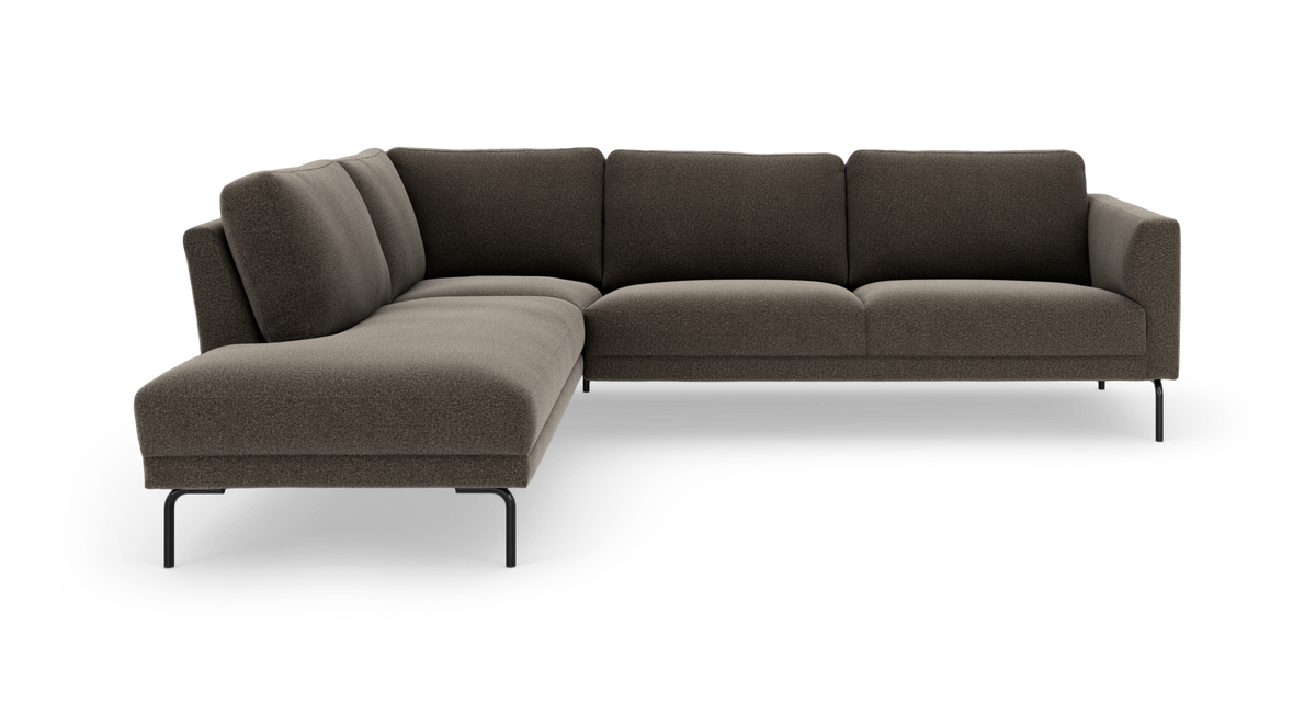 Mørkebrun L‑sofa med chaiselong til venstre og sorte metalben, fritlagt på hvid baggrund.