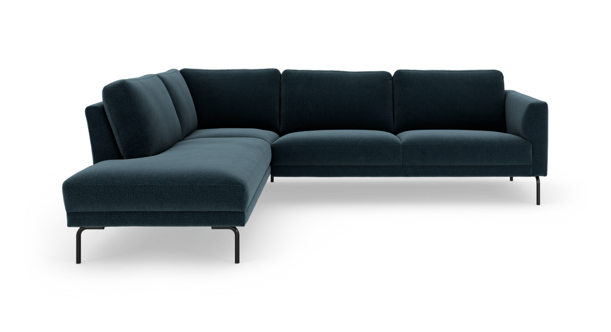 Mørk petrolblå L‑formet modulsofa med venstrevendt chaiselong og slanke metalben, frilagt på hvid baggrund.