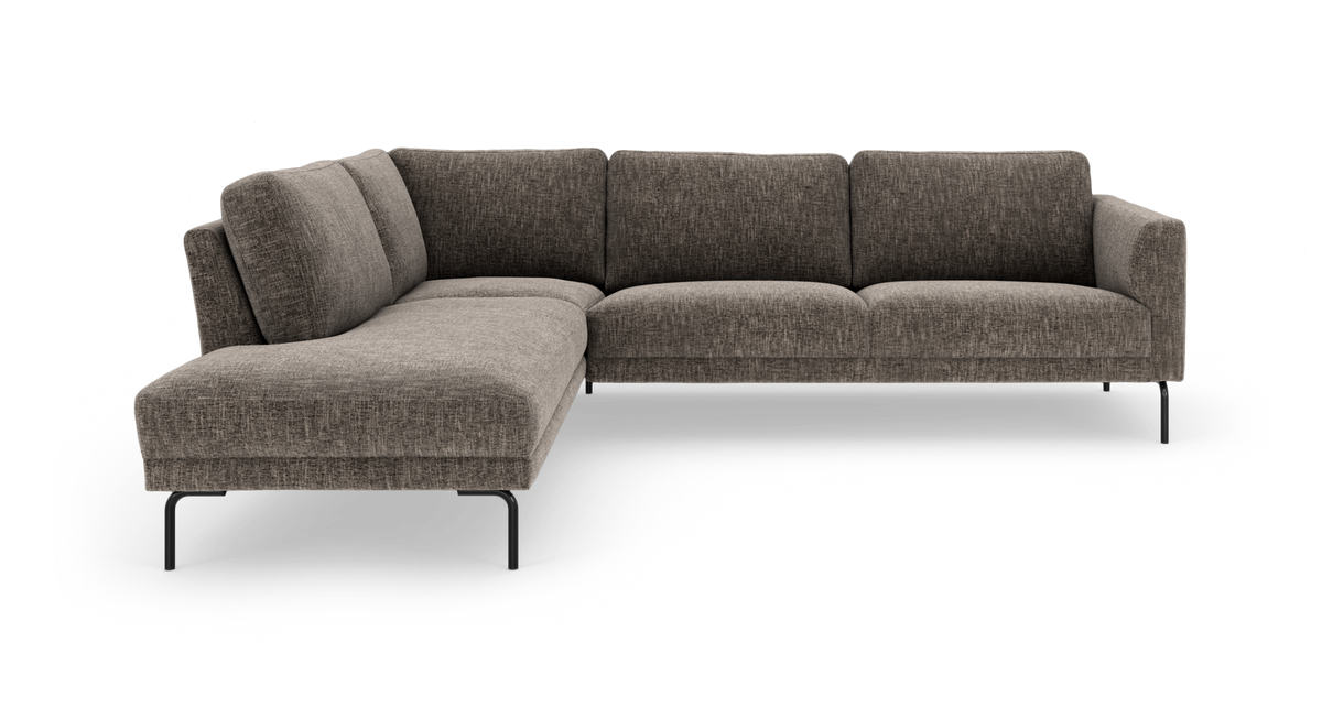 L‑formet modulsofa i gråbrunt stof med slanke sorte ben, frilagt på hvid baggrund.