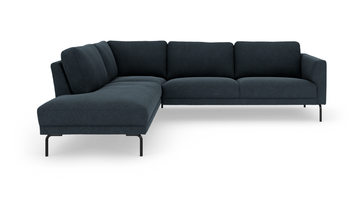 Mørkeblå L‑sofa med venstrevendt chaiselong og sorte metalben, frilagt på hvid baggrund.