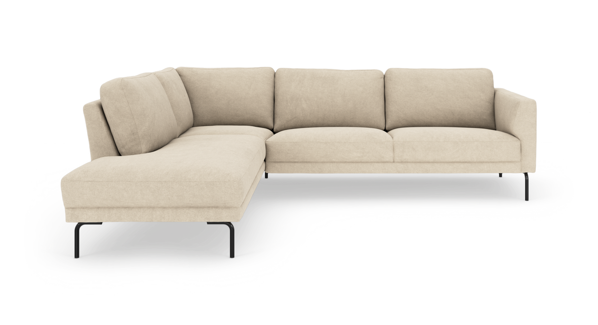 Beige L-formet hjørnesofa med venstrevendt chaiselong og sorte metalben, frilagt på hvid baggrund.