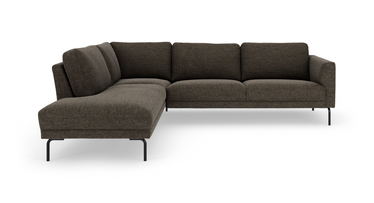 Mørkebrun L‑sofa med chaiselong til venstre, bløde rygpuder og slanke sorte metalben.