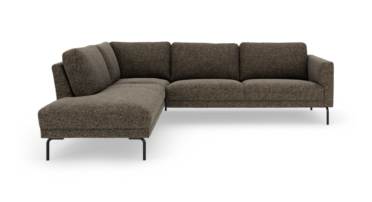 L-formet sofa med venstrevendt chaiselong i mørkebrun meleret tekstil og slanke sorte metalben, frilagt produktbillede.