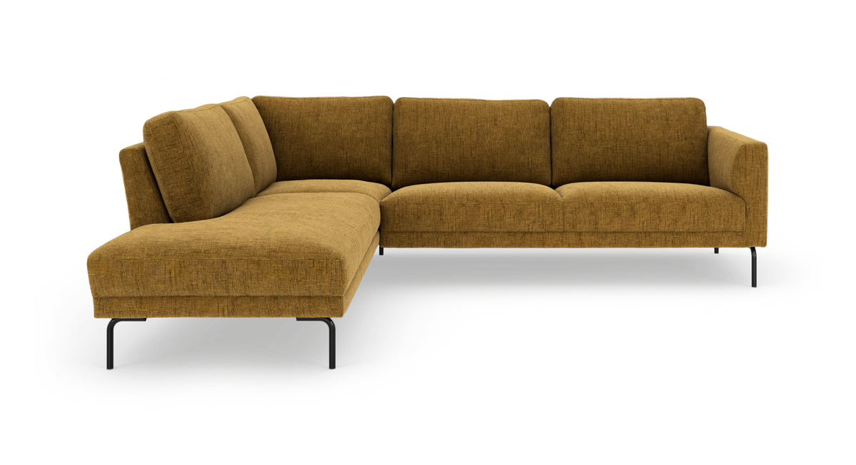Sennepsgul L‑sofa med chaiselong til venstre og slanke sorte ben i moderne stil.