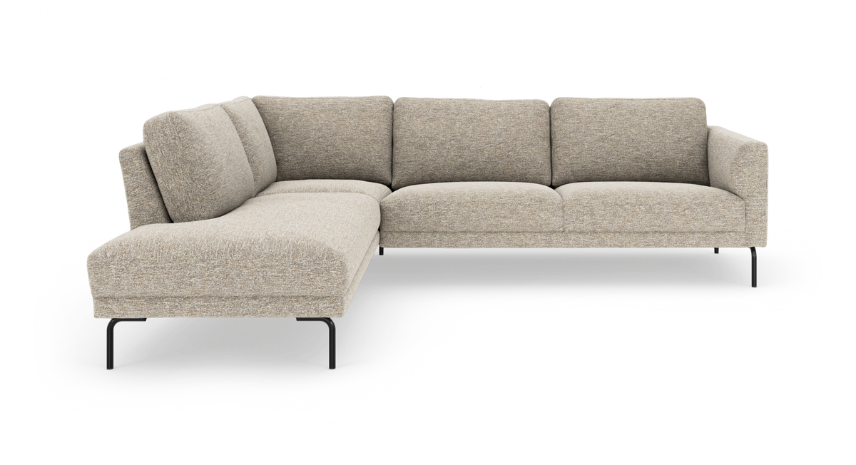 Beige L-formet modulsofa med chaiselong til venstre på sorte metalben, frilagt på hvid baggrund.