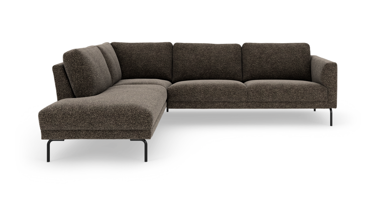 Brun L-formet modulsofa med chaiselong til venstre og slanke metalben.
