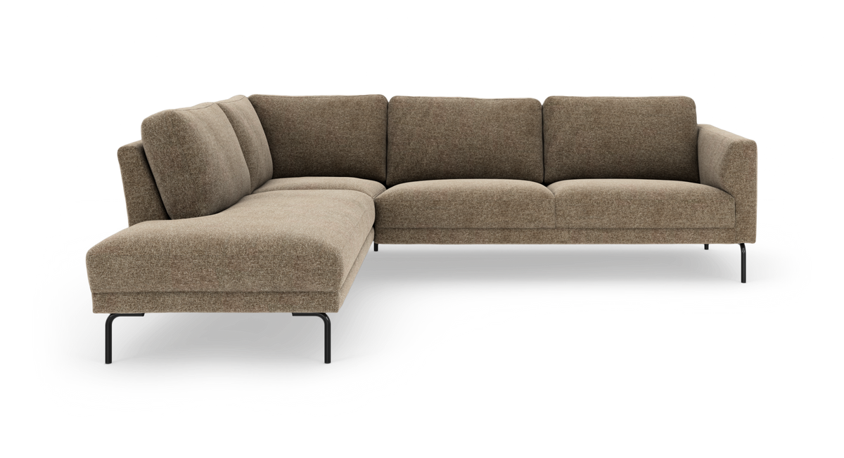 Brun L-formet modulsofa med chaiselong og slanke sorte ben på hvid baggrund.