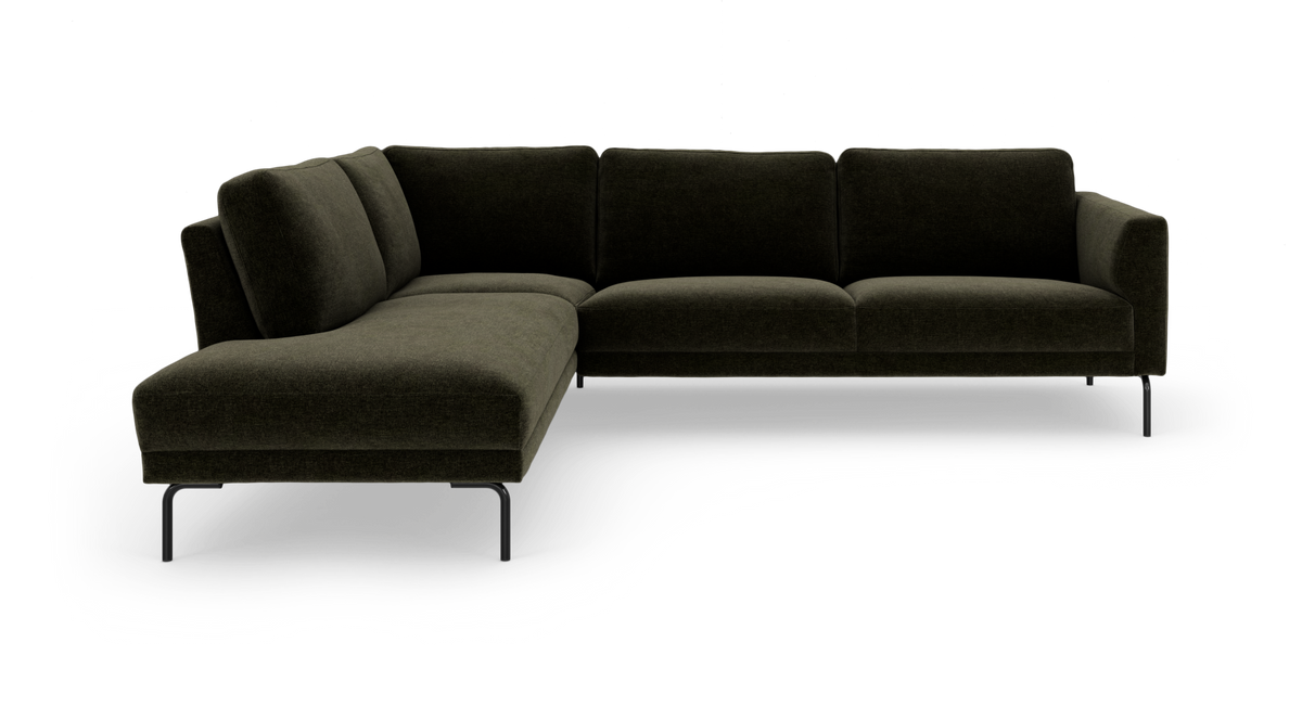 Mørkegrøn L‑formet hjørnesofa med venstrevendt chaiselong på slanke metalben, frilagt på hvid baggrund.