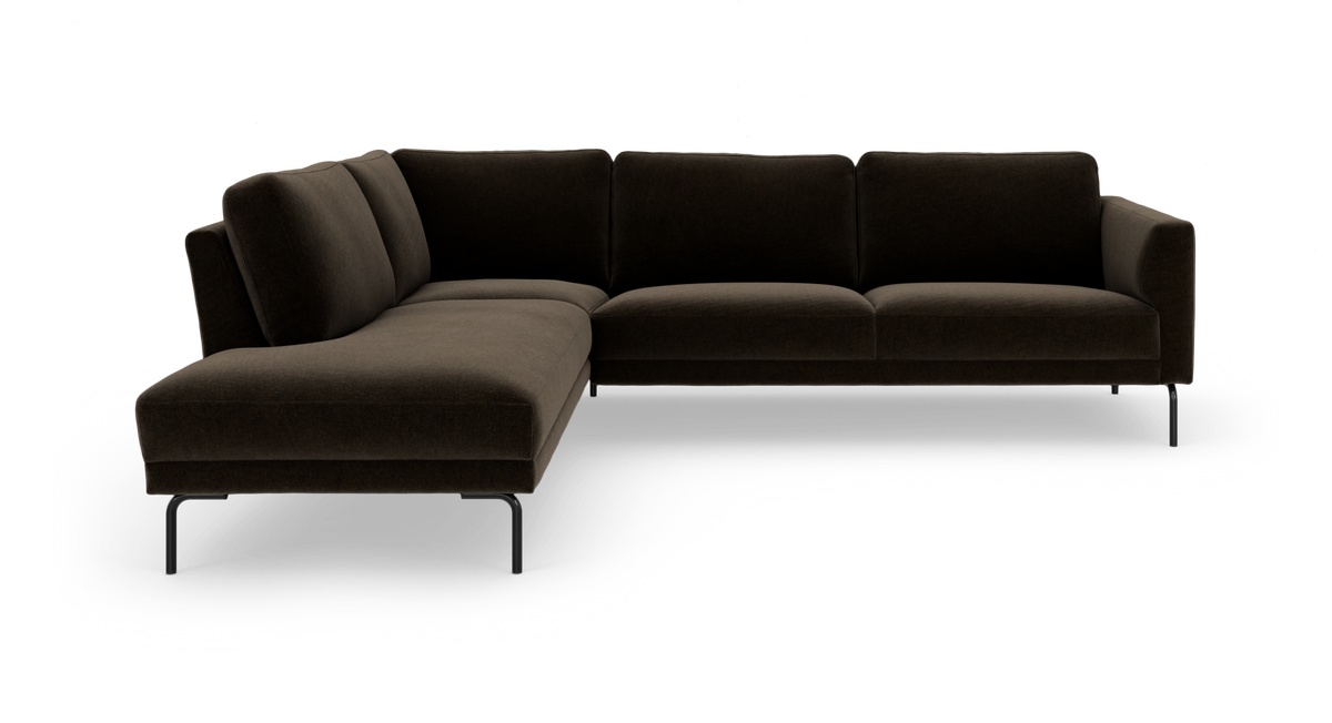 Mørkebrun L‑formet modulsofa med venstrevendt chaiselong og slanke metalben, frilagt på hvid baggrund.