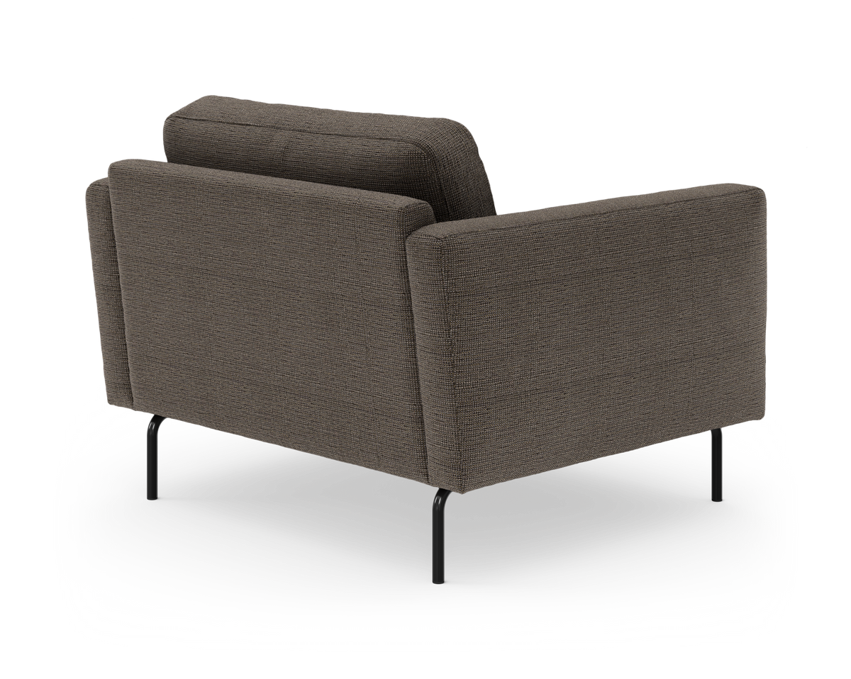 Mørkebrun to-personers sofa i stof med slanke sorte metalben, set skråt bagfra på hvid baggrund.