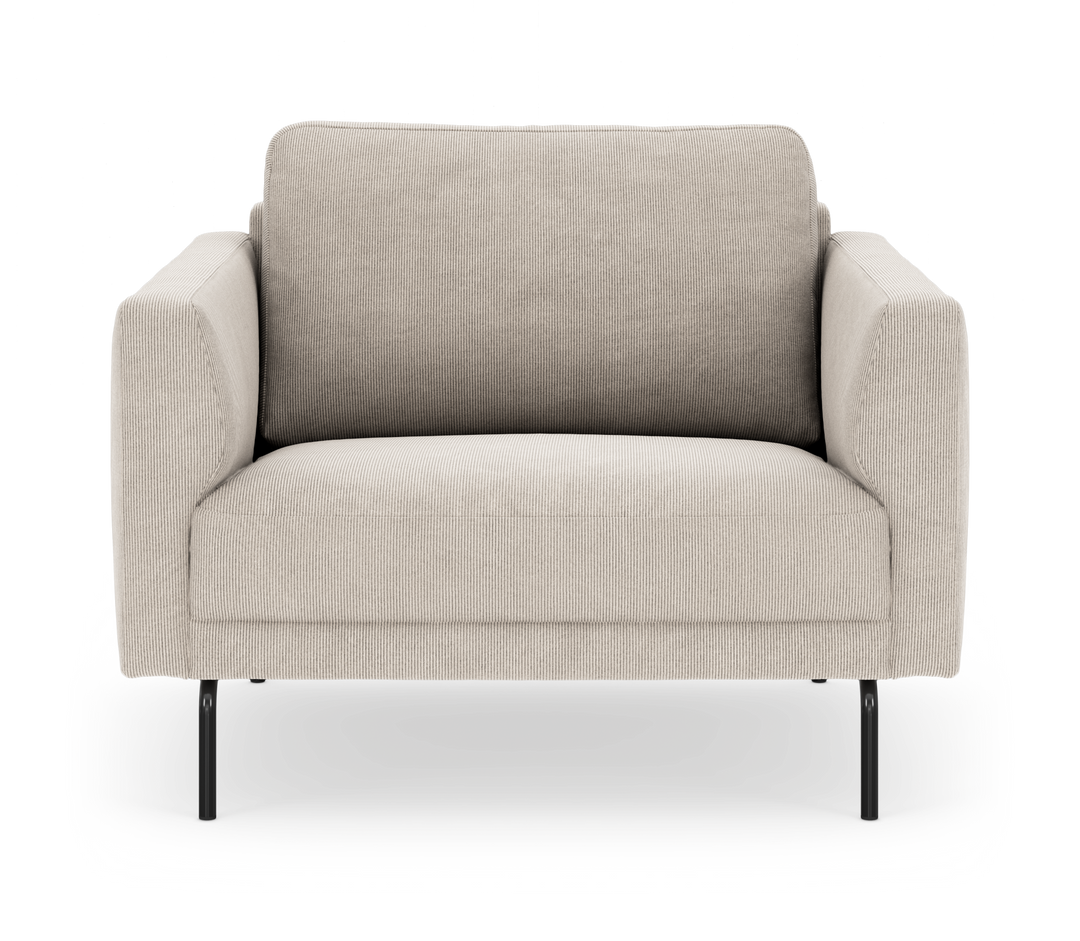 Beige lænestol med sorte metalben set direkte forfra.