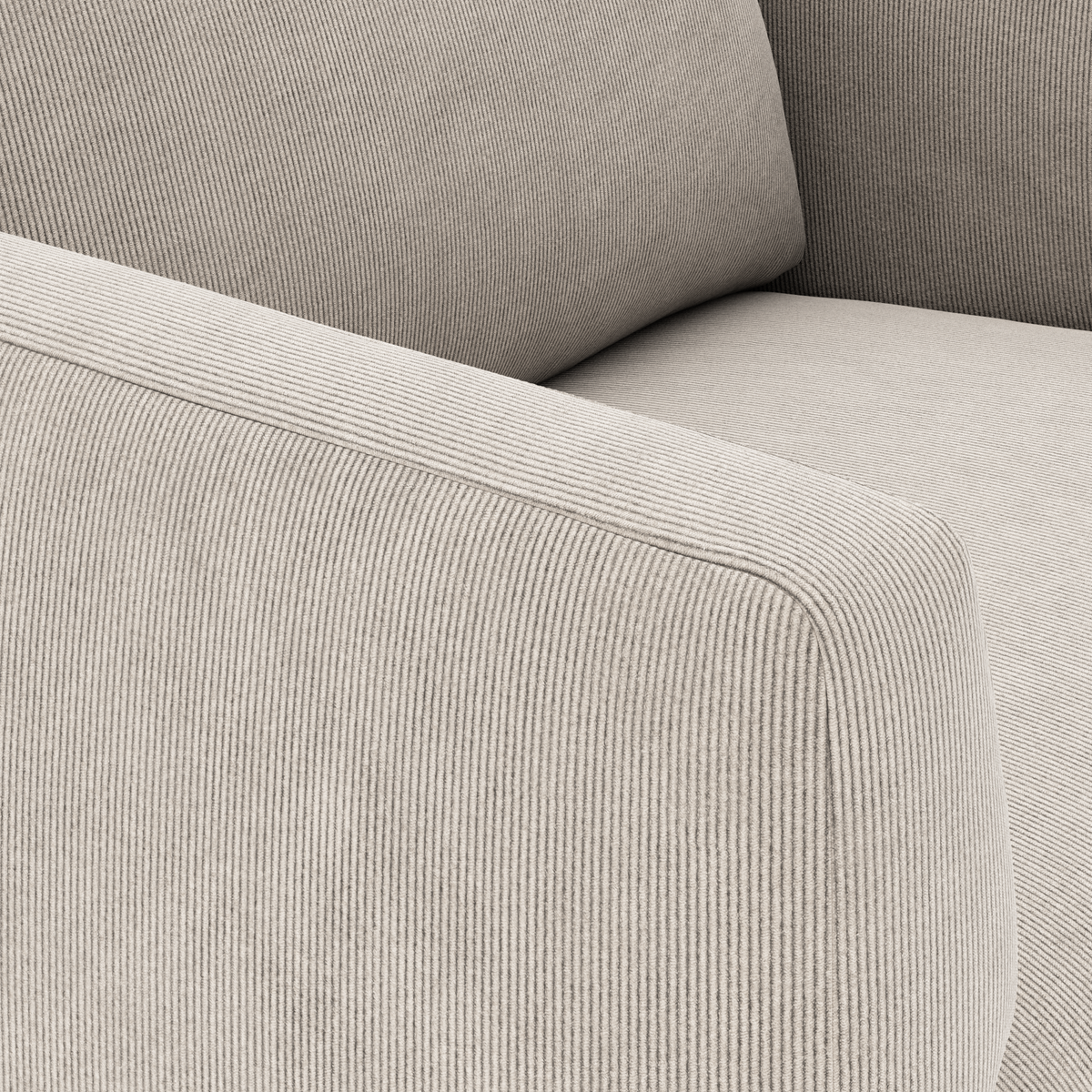 Nærbillede af beige fløjl/corduroy-betræk på sofaens armlæn og sæde.