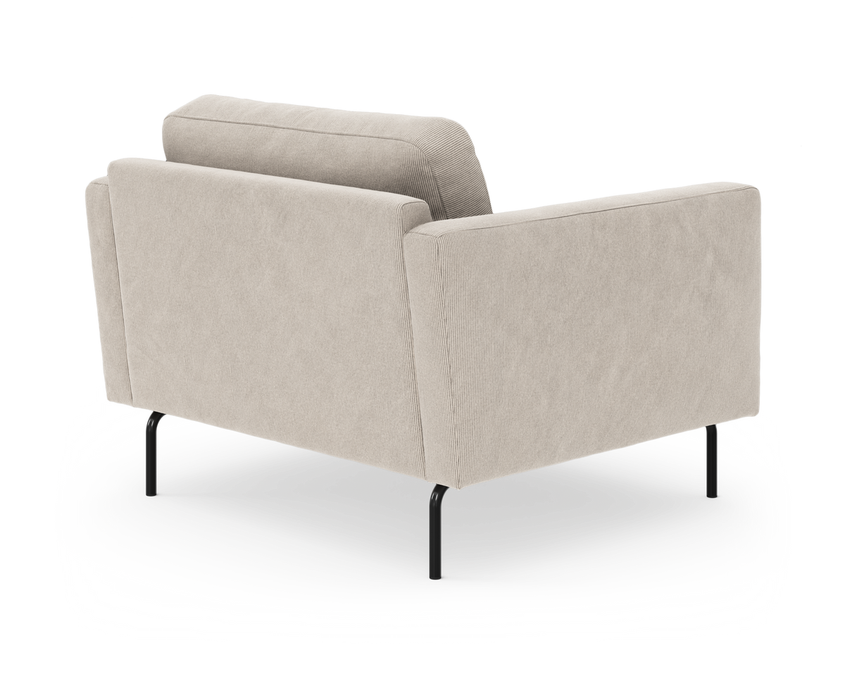 Beige 2-personers sofa med slanke sorte metalben, set bagfra i trekvart vinkel på hvid baggrund.