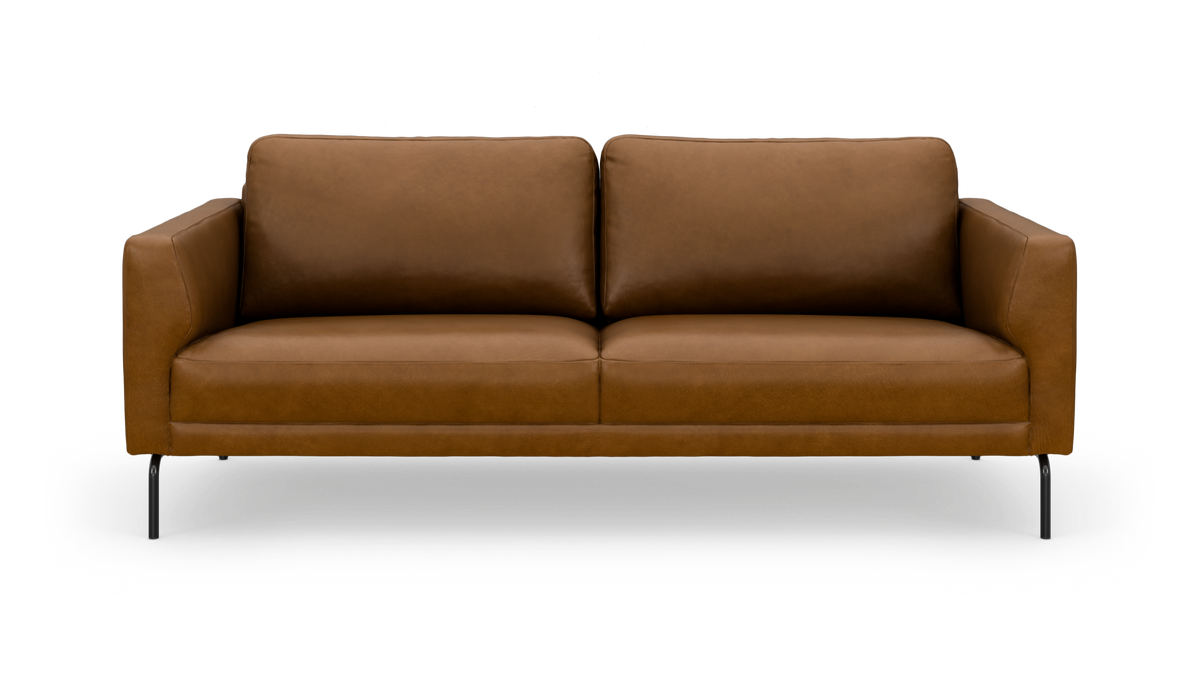 Brun lædersofa med to siddepuder og sorte metalben, fotograferet lige forfra.