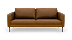 Brun lædersofa med to siddepuder og sorte metalben, fotograferet lige forfra.
