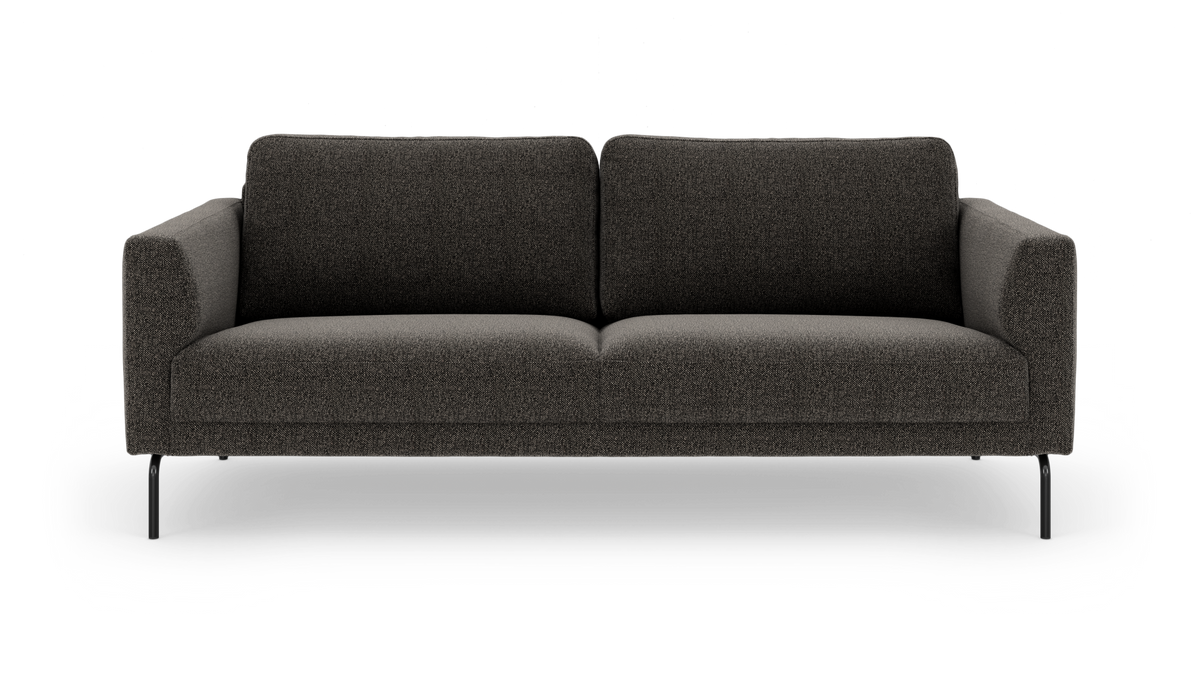 Mørkegrå 3-personers sofa med bløde ryghynder og slanke sorte ben, set forfra.