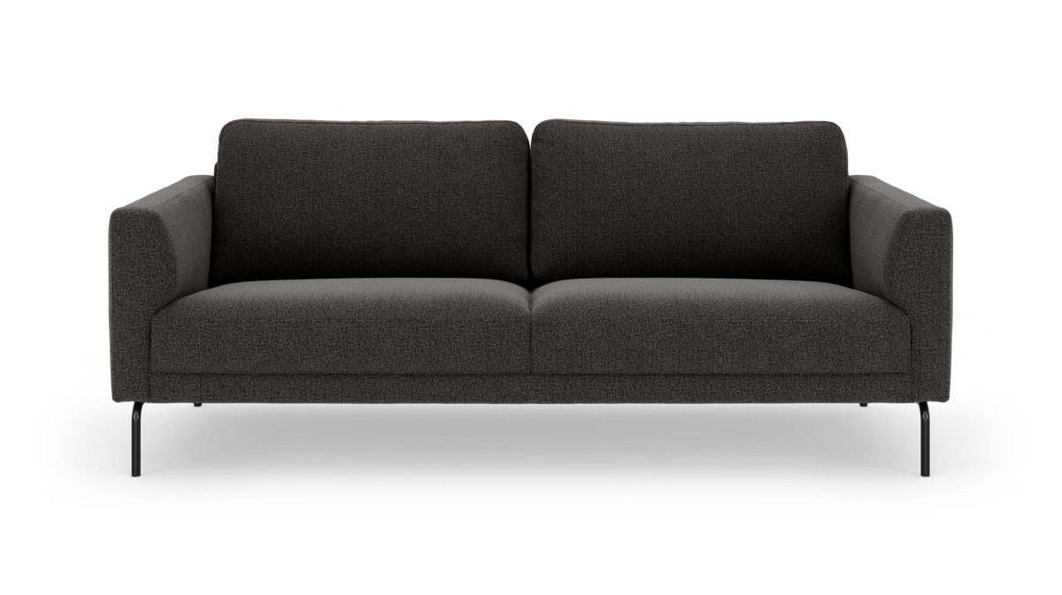 Mørkegrå 3-personers sofa i moderne, minimalistisk design med slanke metalben, frontvisning på hvid baggrund.
