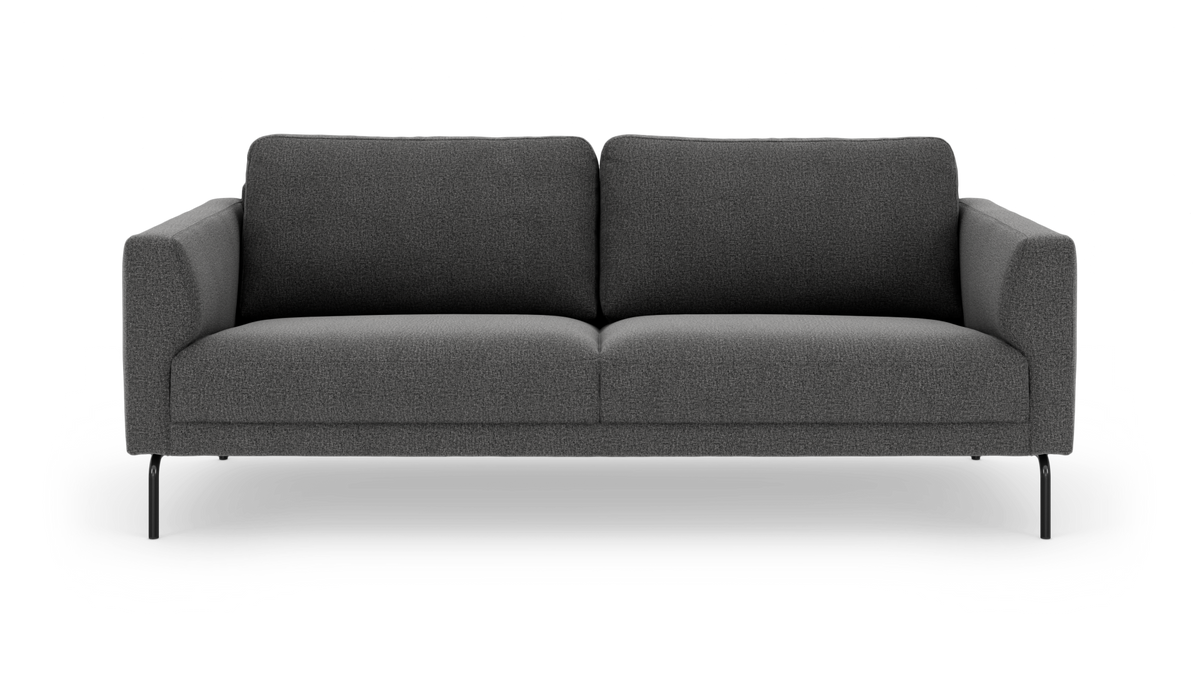 Mørkegrå moderne 3-personers sofa med slanke sorte ben, frilagt på hvid baggrund.