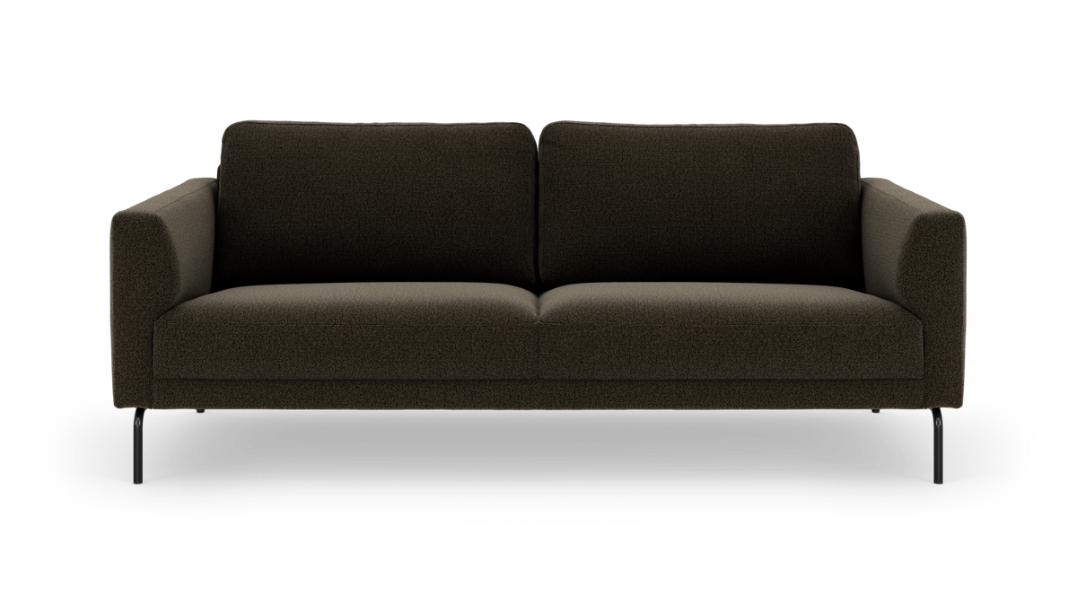 Mørkebrun moderne 3-personers stofsofa på slanke sorte ben, frontvisning mod ren baggrund.