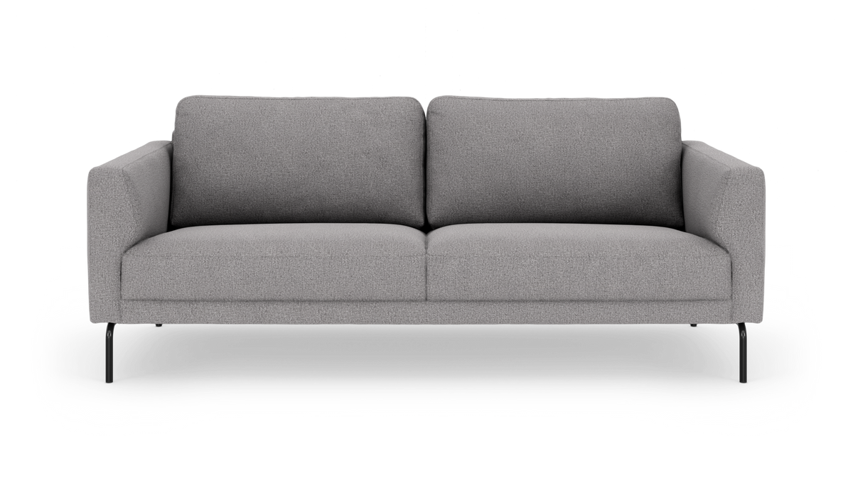 Grå 3-personers sofa med slanke sorte ben, to rygpuder og rene linjer, fritlagt på hvid baggrund.