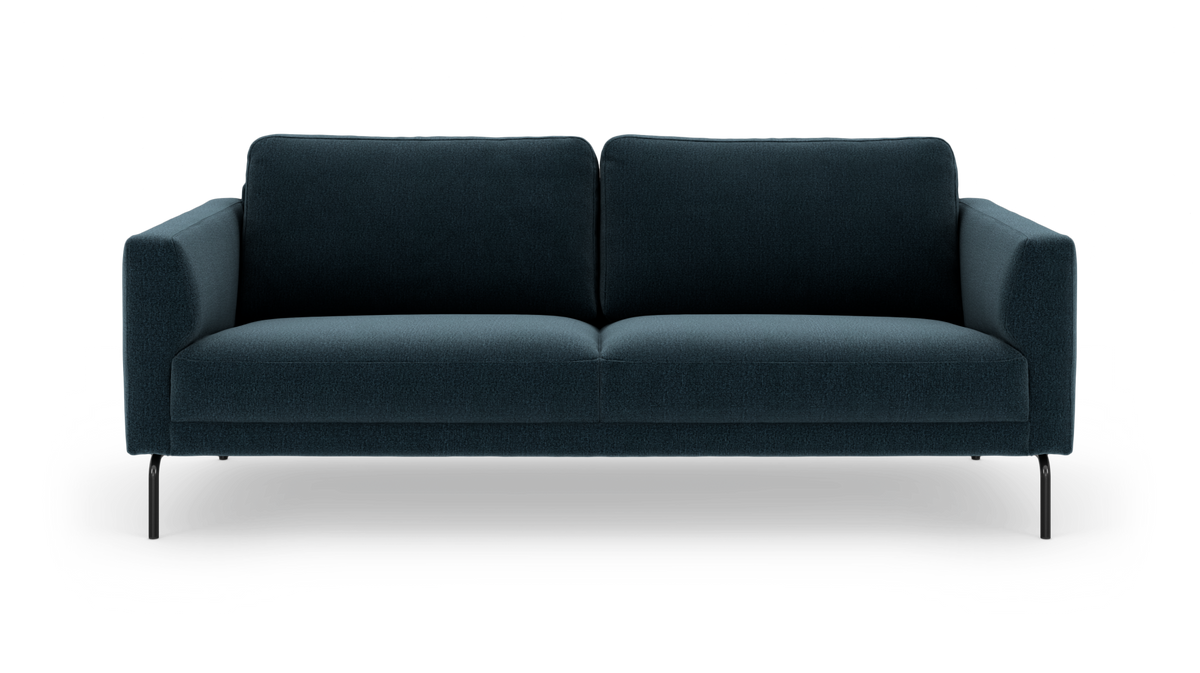 Mørkeblå moderne sofa med slanke sorte ben, frontvisning på hvid baggrund.