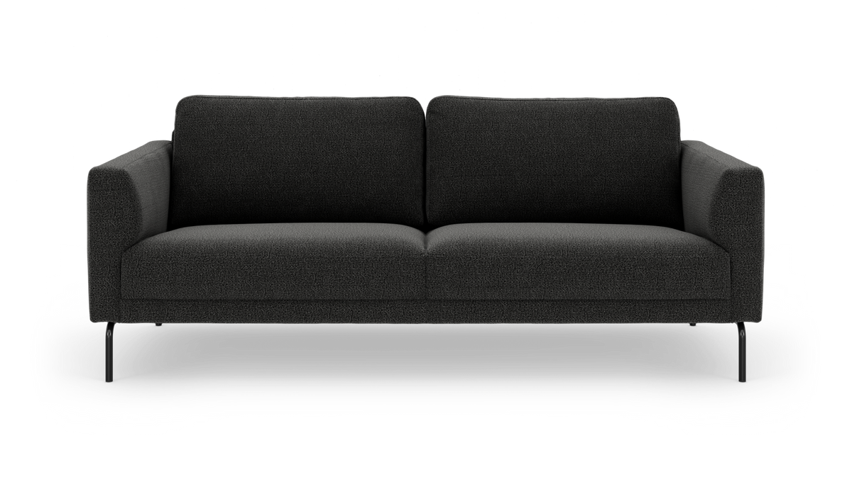 Mørkegrå 3-pers. sofa med to ryghynder og slanke sorte ben, set forfra mod hvid baggrund.