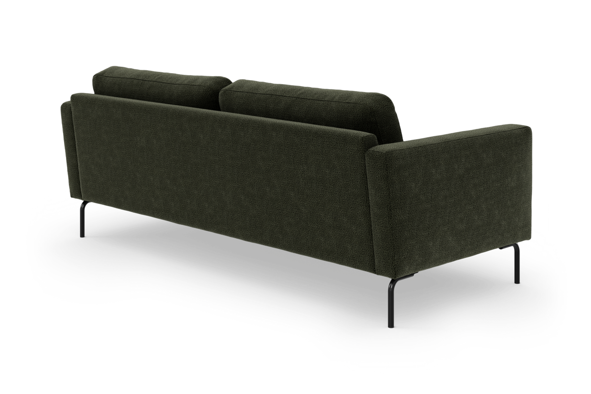 Mørkegrøn 3-pers. stofsofa med slanke sorte metalben, set skråt bagfra på hvid studiebaggrund.
