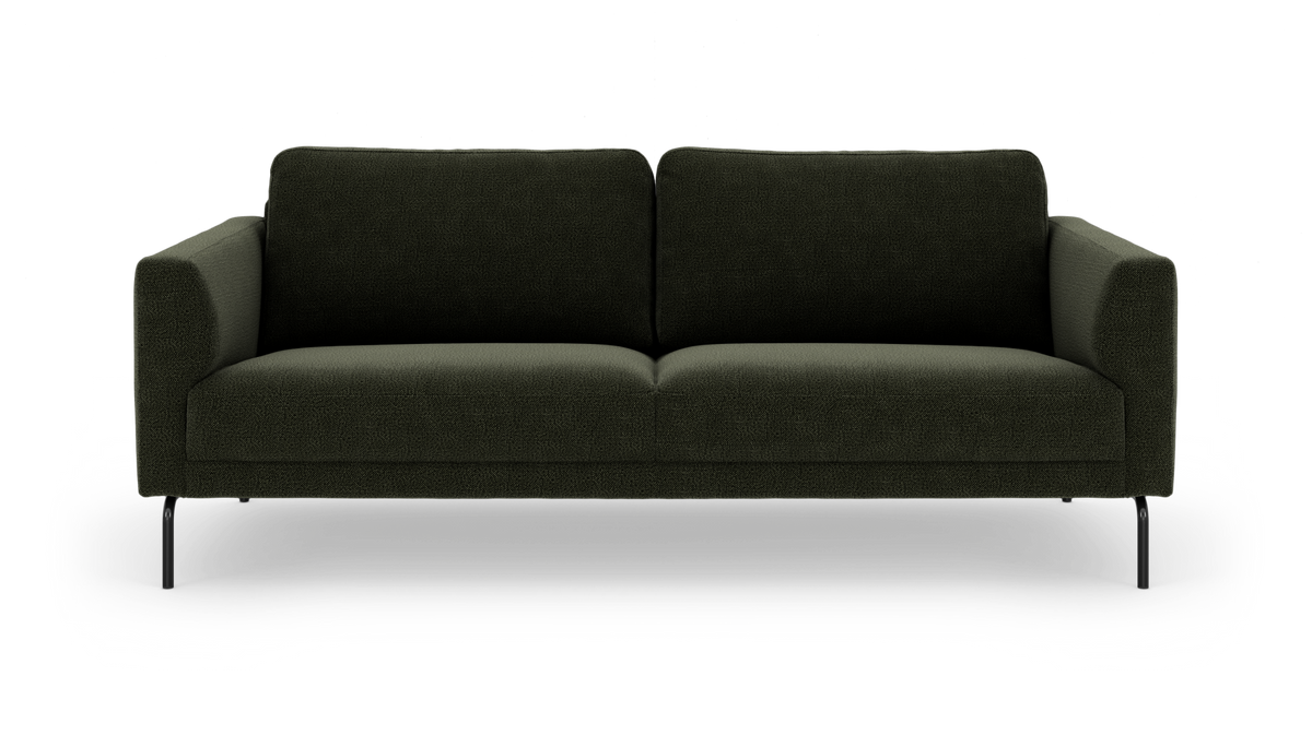 Mørkegrøn, moderne 3-personers sofa med slanke sorte metalben, frilagt på hvid baggrund.