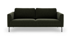 Mørkegrøn, moderne 3-personers sofa med slanke sorte metalben, frilagt på hvid baggrund.
