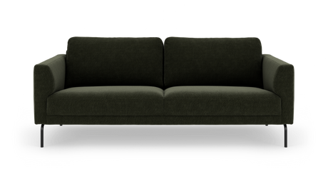 Mørkegrøn, moderne 3-personers sofa med slanke sorte metalben, frilagt på hvid baggrund.