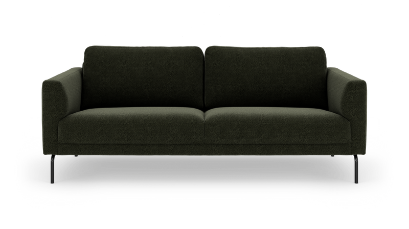 Mørkegrøn, moderne 3-personers sofa med slanke sorte metalben, frilagt på hvid baggrund._ps