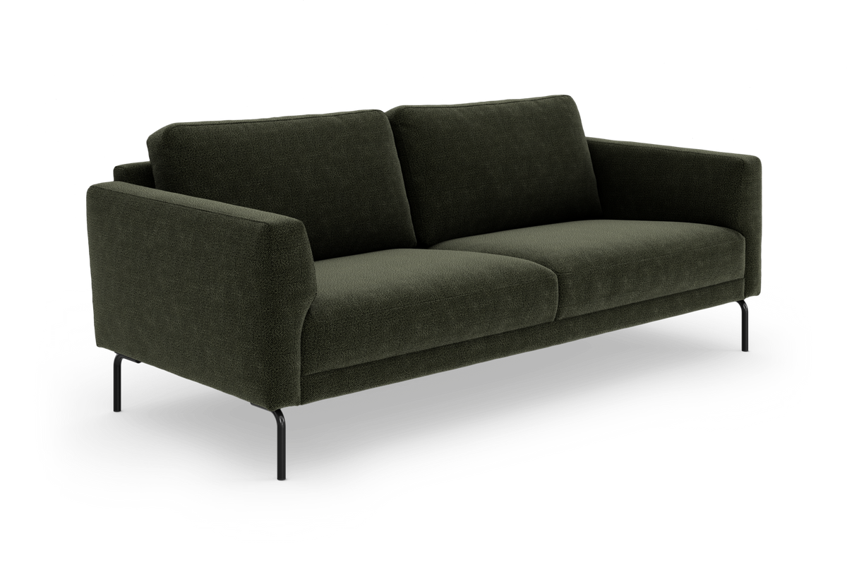 Mørkegrøn 3-personers sofa med bløde ryghynder og slanke sorte metalben, fritlagt på hvid baggrund.