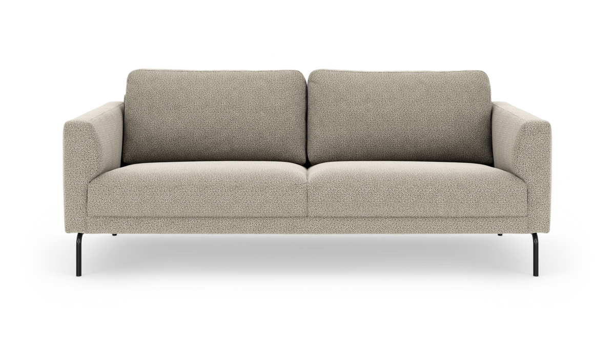 Beige 3-personers sofa med afrundede armlæn og sorte metalben, frontvisning.