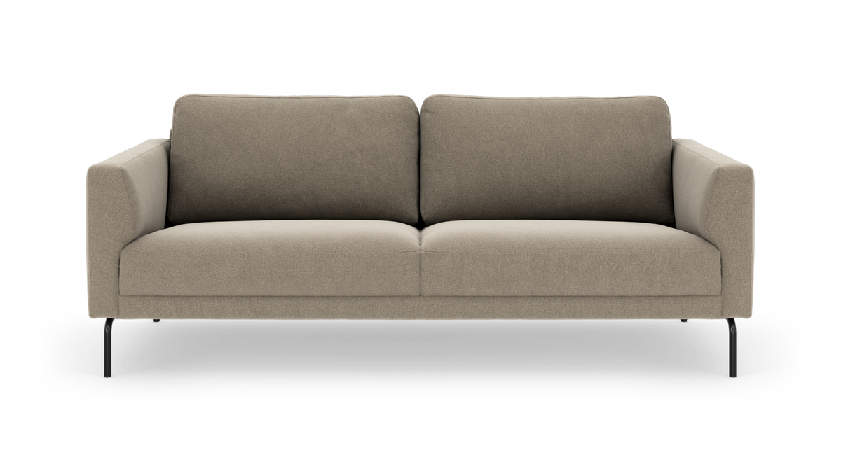 Beige moderne sofa med to sædehynder og sorte metalben, forfra på hvid baggrund.