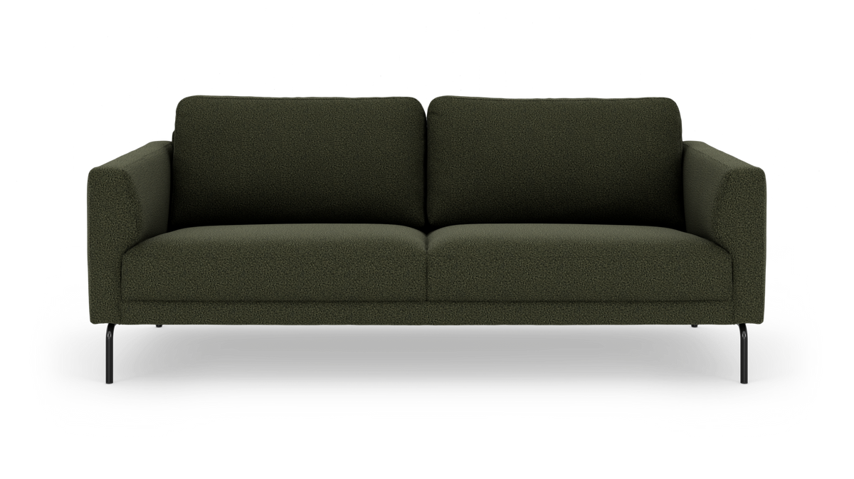 Mørkegrøn 3-personers sofa med slanke sorte metalben i frontvisning, frilagt på hvid baggrund.