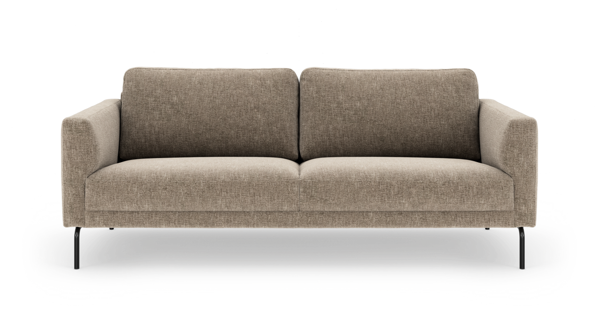 Beige 2-personers stofsofa med slanke sorte metalben, frontvisning, frilagt.