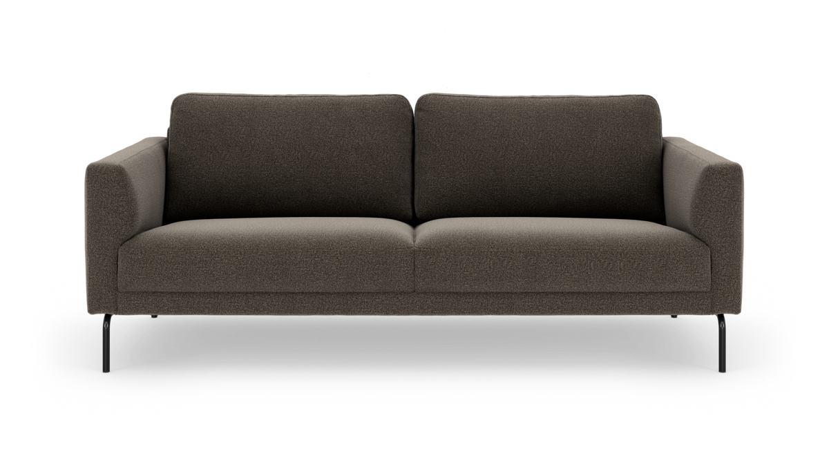 Mørkebrun 3-personers sofa med slanke sorte ben, frilagt på hvid baggrund.