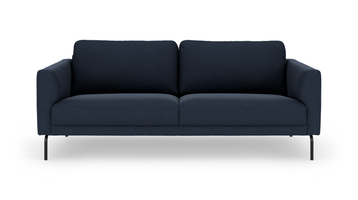Mørkeblå 3-personers sofa med sorte metalben, frontvisning på hvid baggrund.