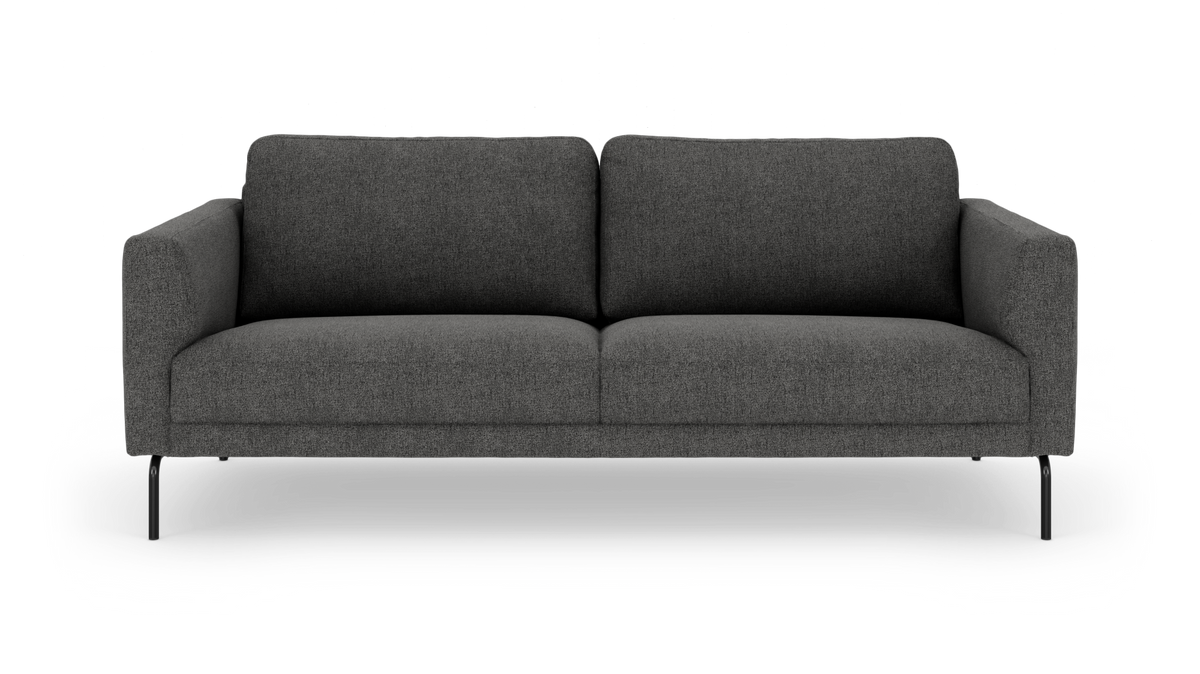 Mørkegrå 3-personers sofa med slanke metalben, frontvisning, frilagt på hvid baggrund.