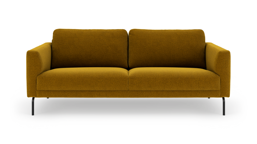 Sennepsgul 3-personers sofa i tekstil med slanke sorte metalben – frontvisning på hvid baggrund.