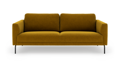 Sennepsgul 3-personers sofa i tekstil med slanke sorte metalben – frontvisning på hvid baggrund.