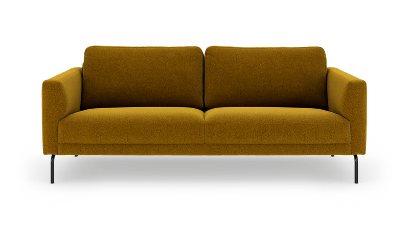 Sennepsgul 3-personers sofa i tekstil med slanke sorte metalben – frontvisning på hvid baggrund._ps