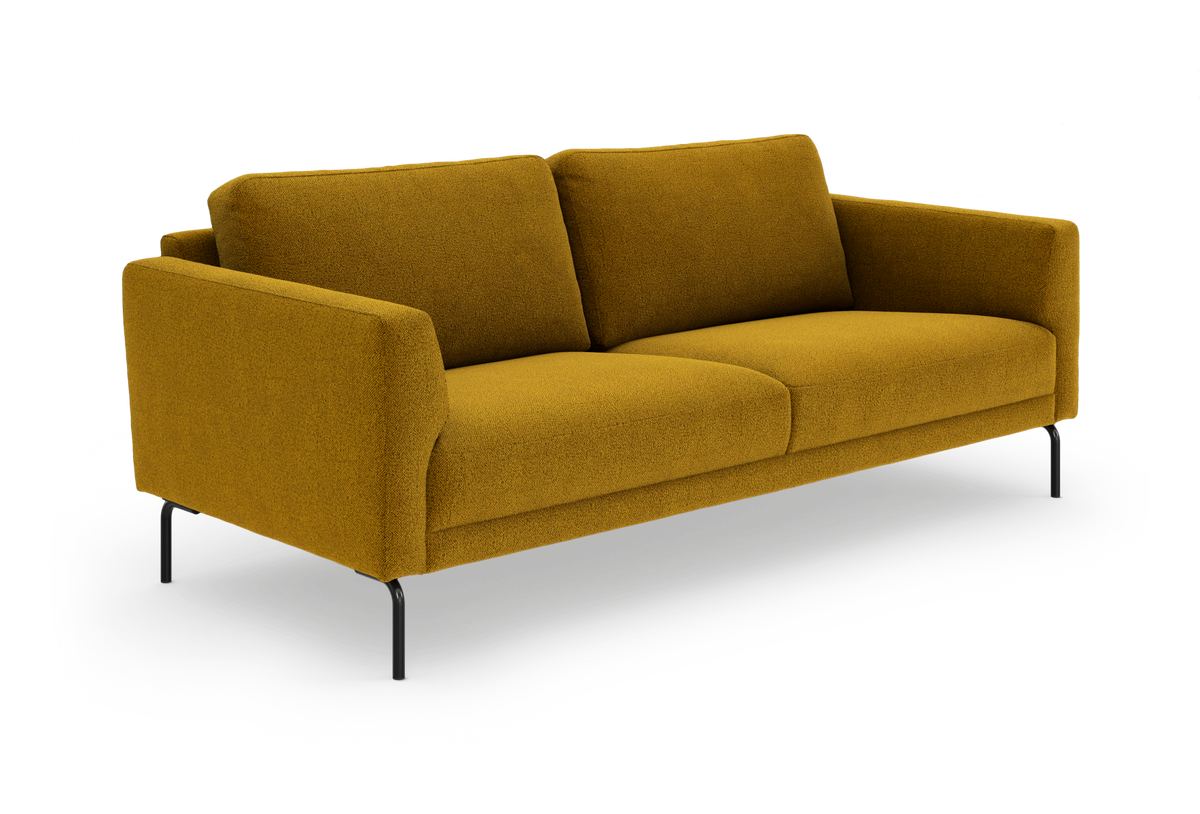 Sennepsgul 3-personers sofa med blød polstring og slanke sorte metalben.