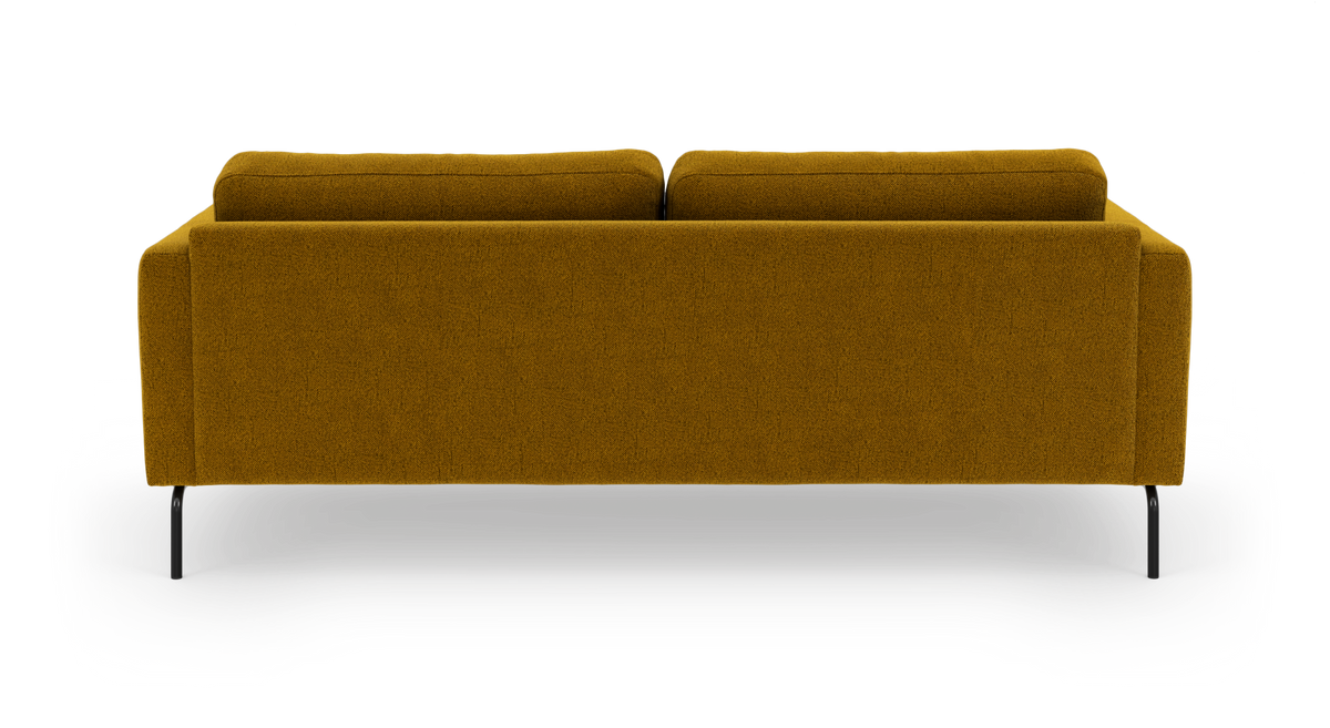 Sennepsgul sofa set bagfra på hvid baggrund med slanke sorte ben.